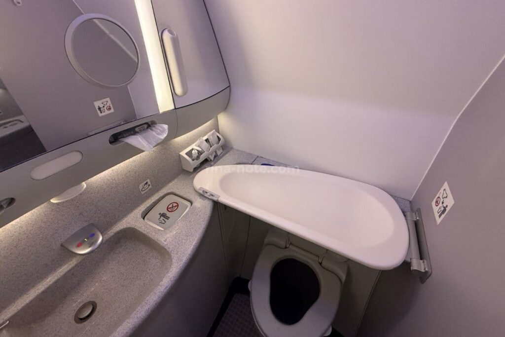 中国東方航空の機内トイレに設置されている折りたたみ式おむつ替え台を広げた様子