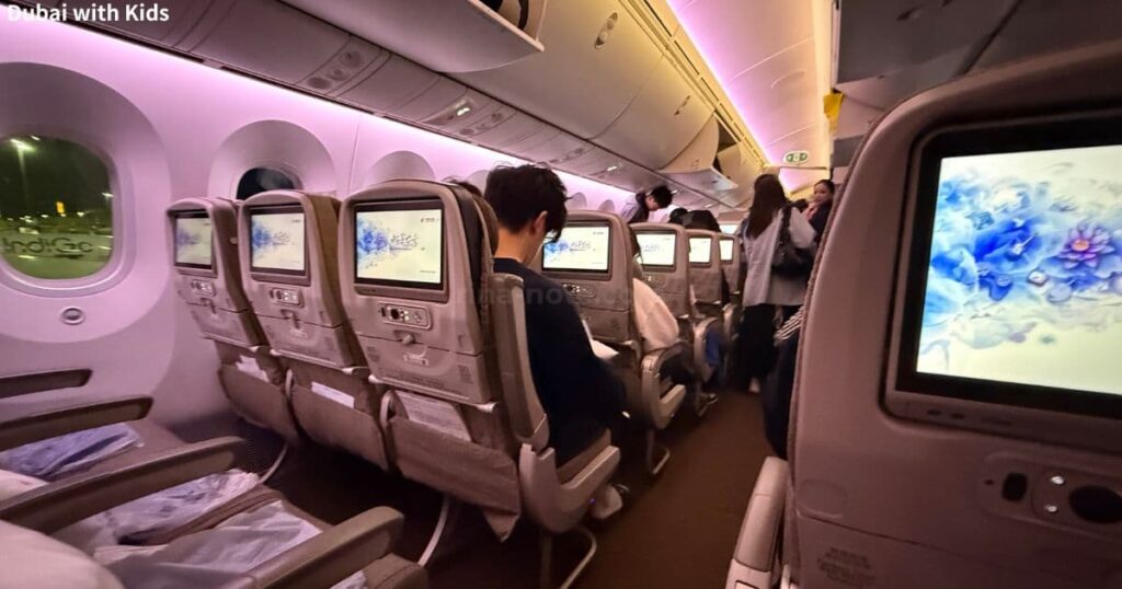 中国東方航空エコノミークラス機内の座席とモニターの様子