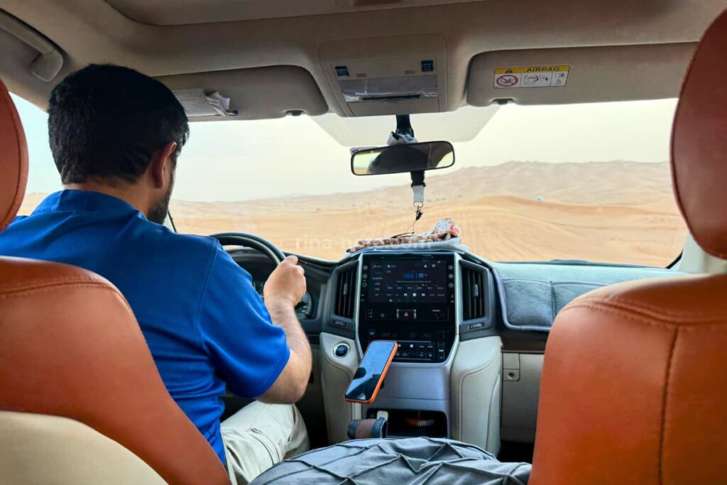 子連れで参加したドバイのデザートサファリ砂丘ドライブの様子