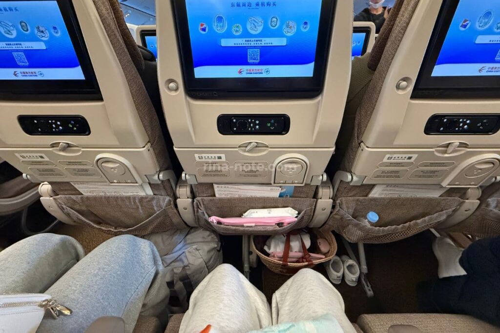 3歳子連れ長時間フライトの座席足元スペースとモニターの様子