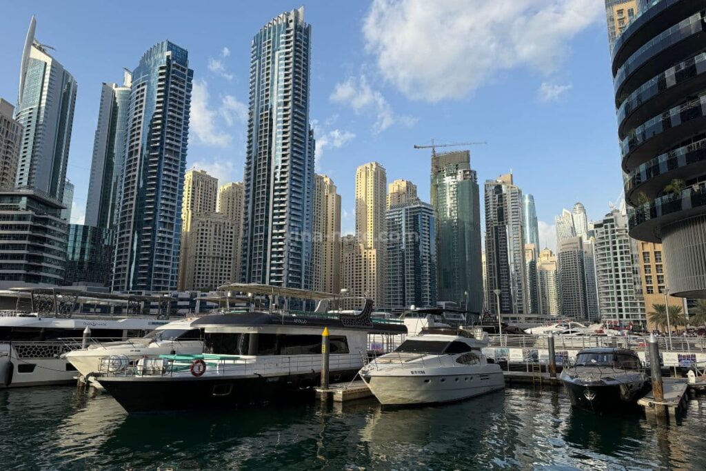 ドバイマリーナの昼間の街並みと高層ビルの風景