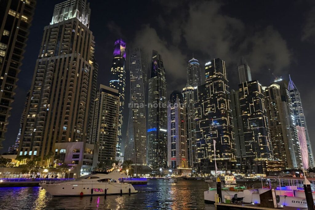 ライトアップされたドバイマリーナの夜景
