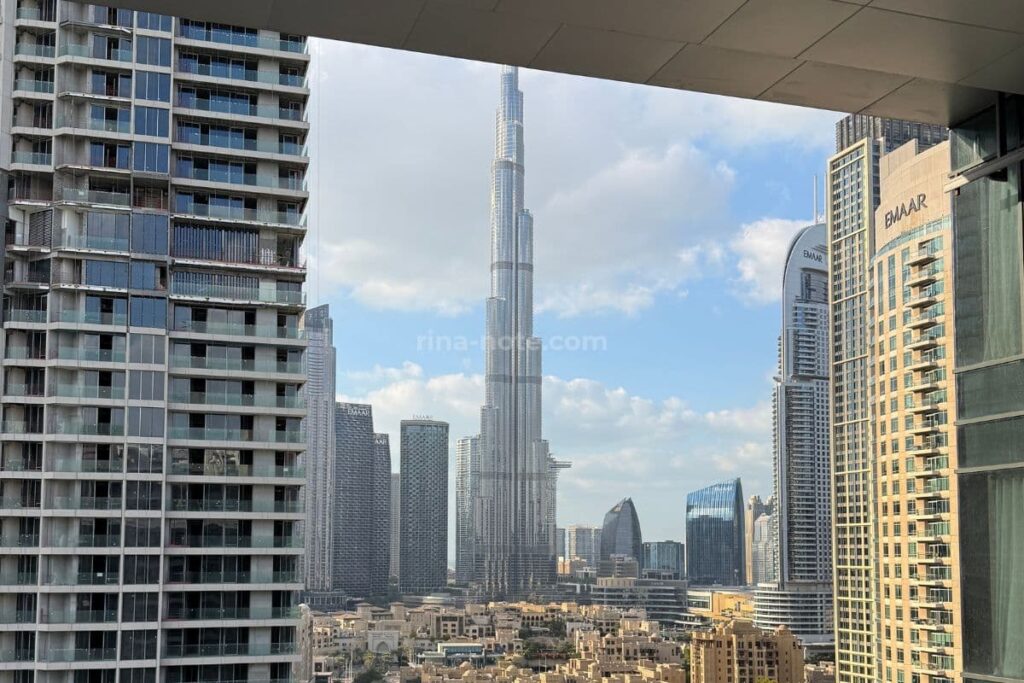 ドバイ大晦日の日中にホテルのバルコニーから見たブルジュハリファ