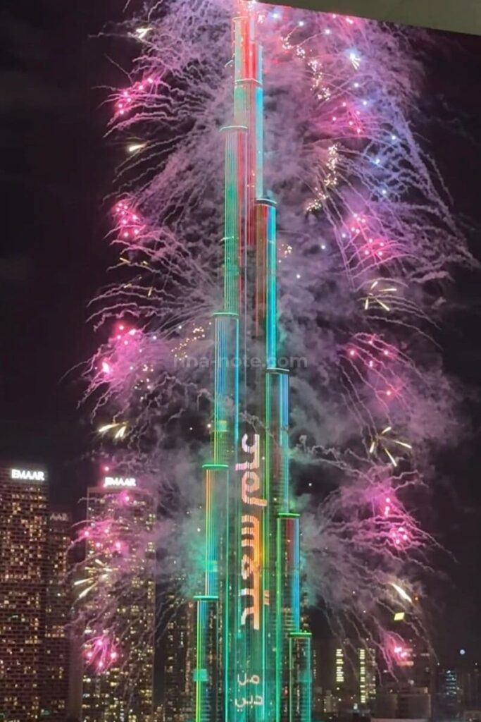 ドバイ年越しカウントダウンでブルジュハリファに打ち上がる花火とプロジェクションマッピング
