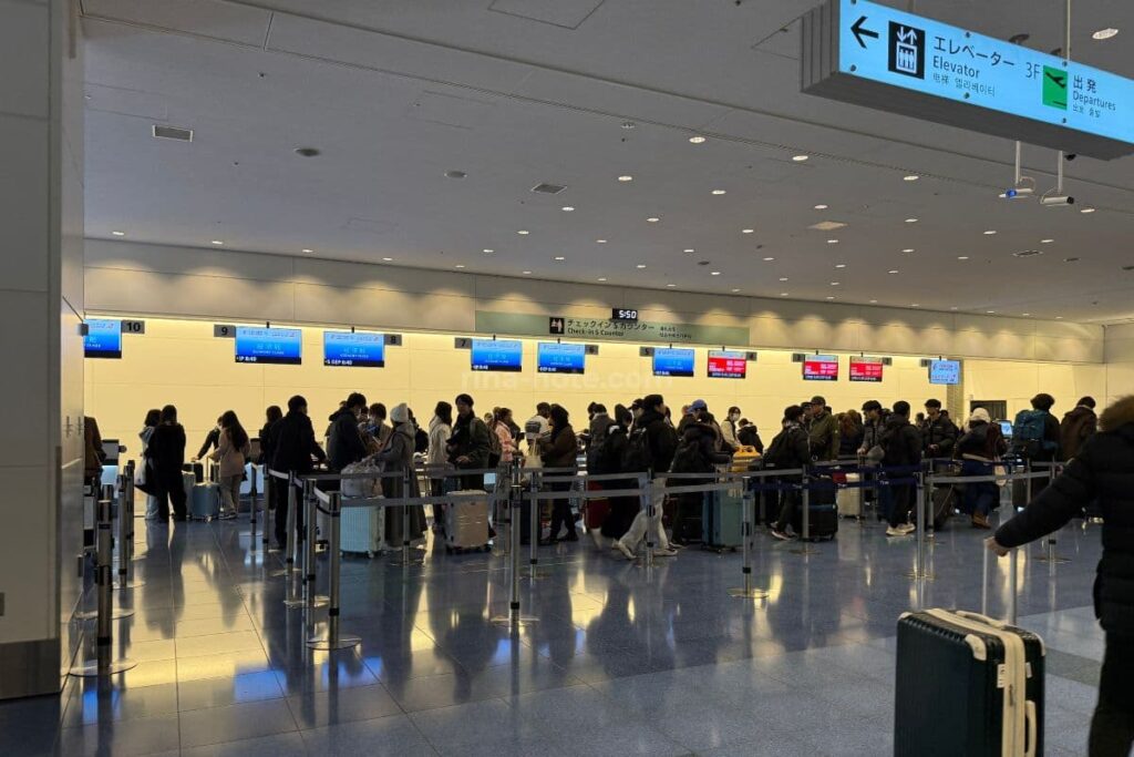 羽田空港の中国東方航空チェックインカウンターの様子
