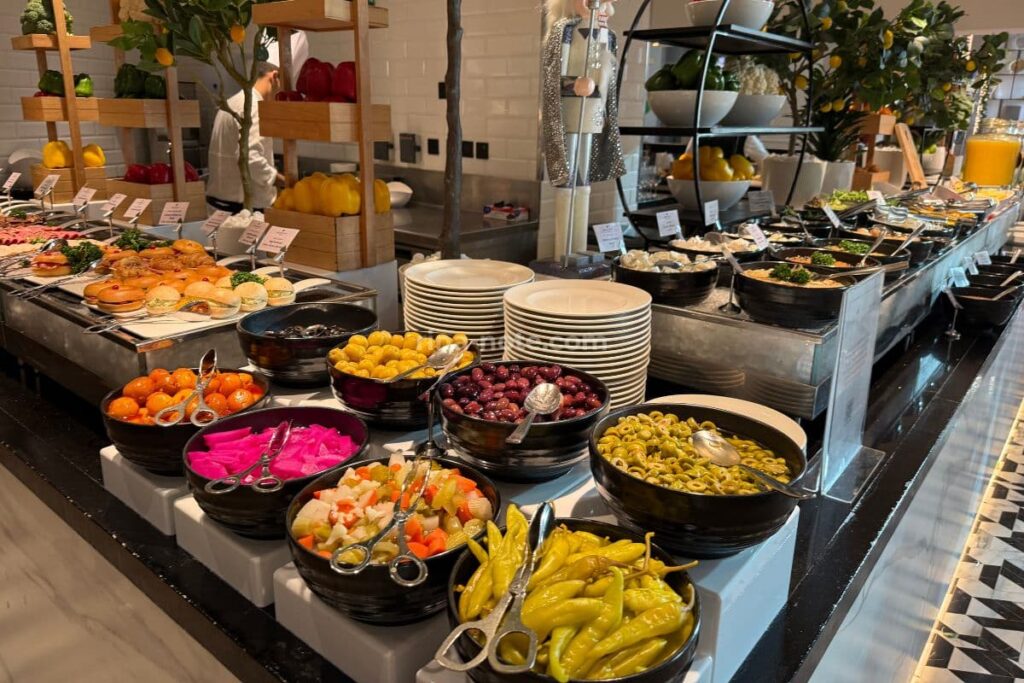 JW Kitchenのビュッフェ料理の様子