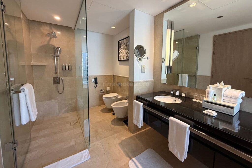 JWマリオットマリーナドバイ客室のシャワールームとトイレ