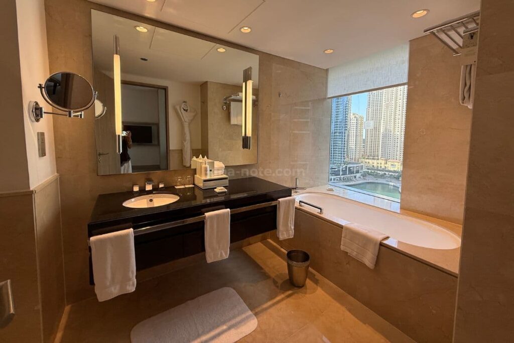 JWマリオットマリーナドバイのマリーナビューが見えるバスタブ