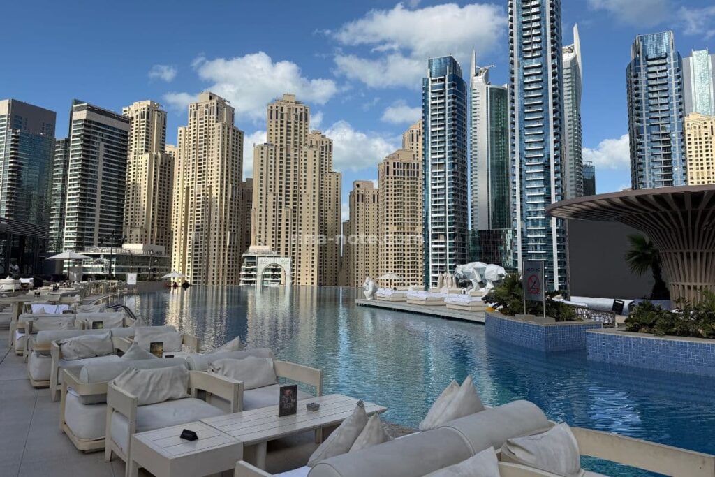 JWマリオットマリーナドバイのインフィニティプール昼の様子