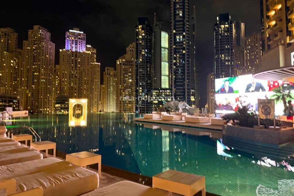 JWマリオットマリーナドバイのライトアップされた夜のプール