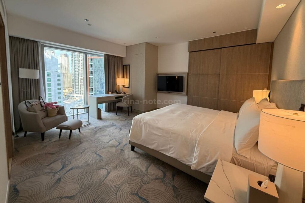 JWマリオットマリーナドバイのマリーナビュー客室ベッドルーム