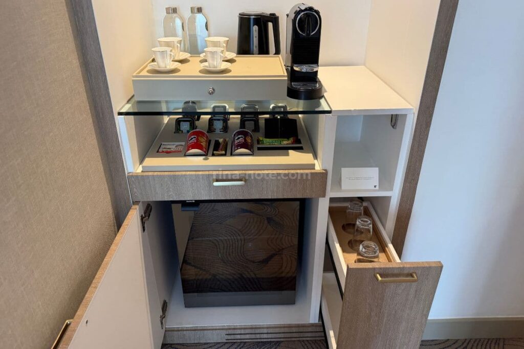 JWマリオットマリーナドバイ客室のカウンターとミニバー