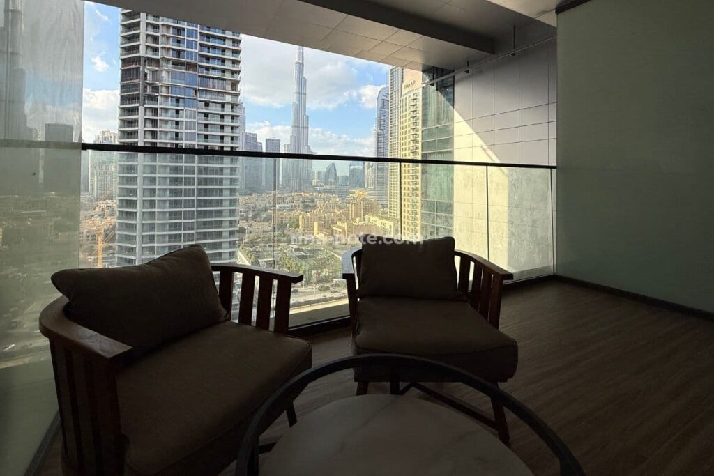 Ramee Dream Hotelのバルコニーから見る昼間のブルジュハリファ