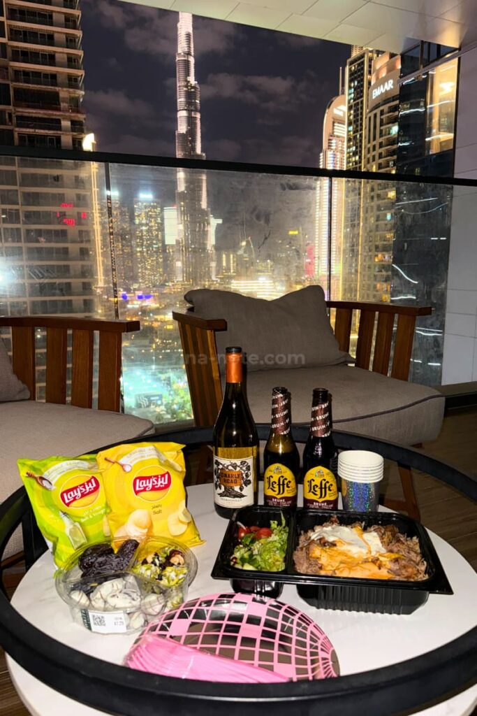 ブルジュハリファのカウントダウン前にラミードリームホテルのバルコニーで過ごす様子