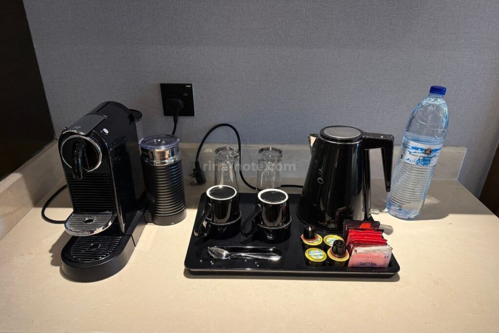 Ramee Dream Hotelのコーヒーマシンとミニバー設備