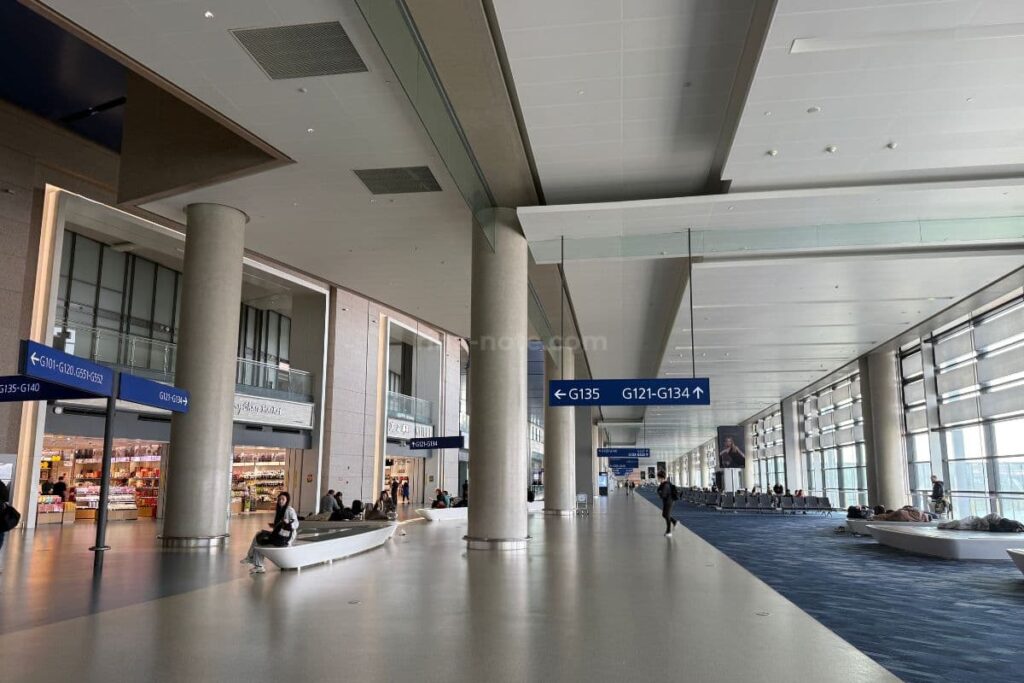 上海空港の搭乗ゲート周辺エリアの様子