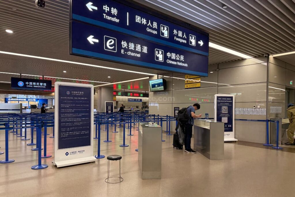 上海浦東空港の入国審査エリアにある外国人レーンの案内表示