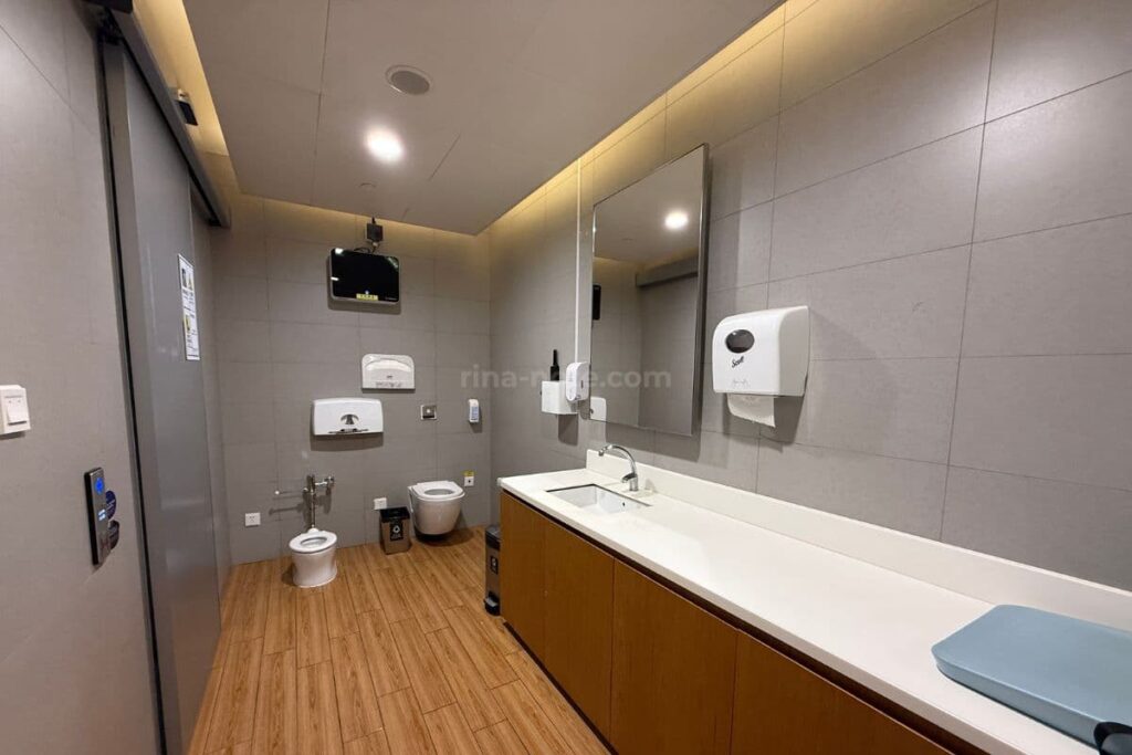 上海浦東空港のファミリートイレの様子。子ども用トイレやおむつ替えスペースがある広い個室