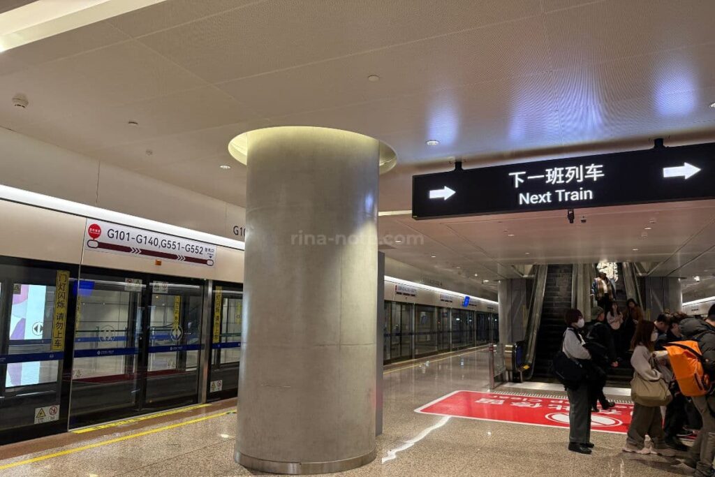 上海空港でターミナル間を移動する乗り継ぎ用の空港内電車