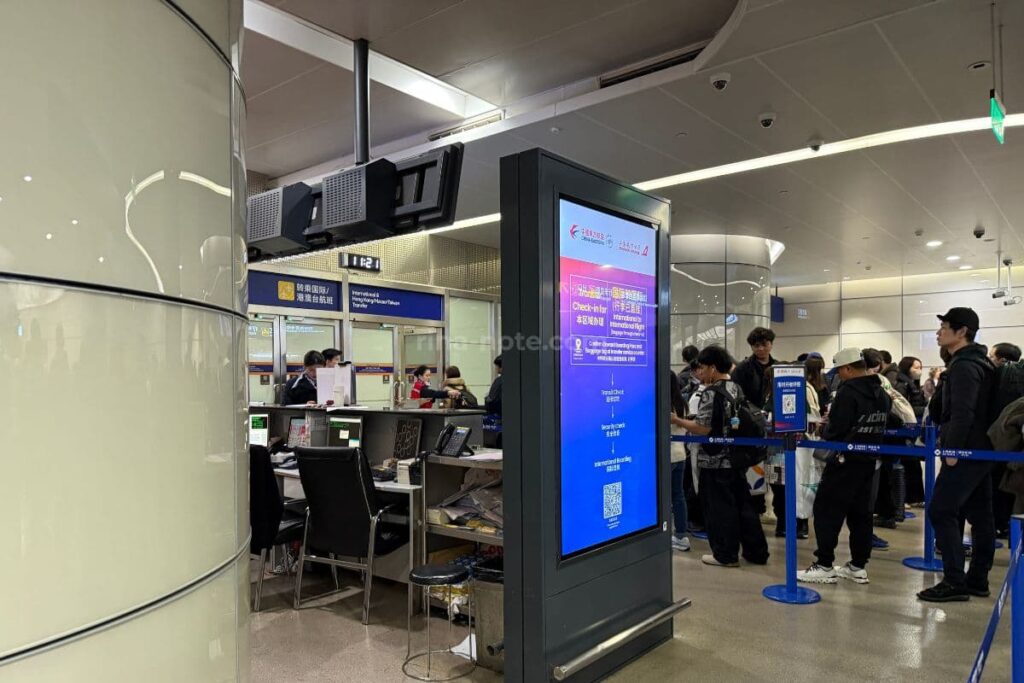 上海空港で国際線乗り継ぎのためTransferカウンターに並ぶ乗客の様子