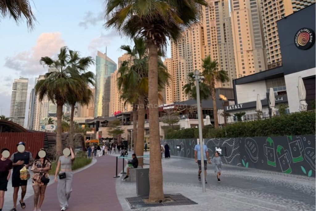 ドバイのビーチエリアの街並みとリゾートホテル周辺の雰囲気