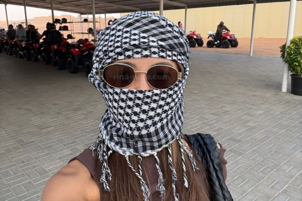 ドバイ砂漠ツアーでアラビアンスカーフを巻いた様子