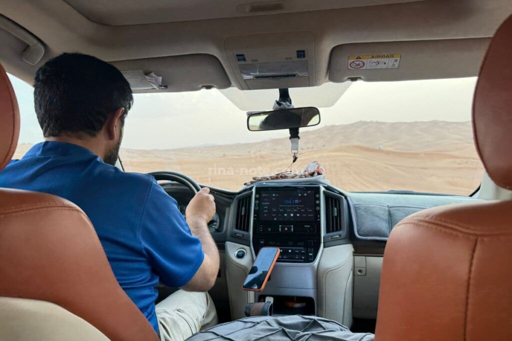 ドバイ砂丘ドライブの車内の様子