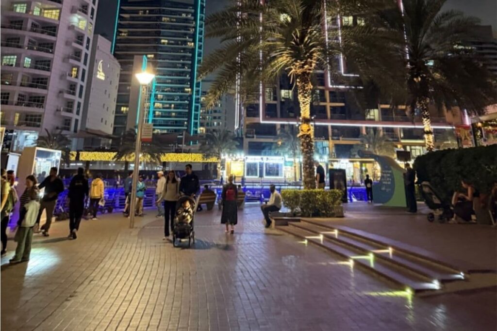 ドバイマリーナの街並みと歩道の様子（マリーナウォーク周辺）