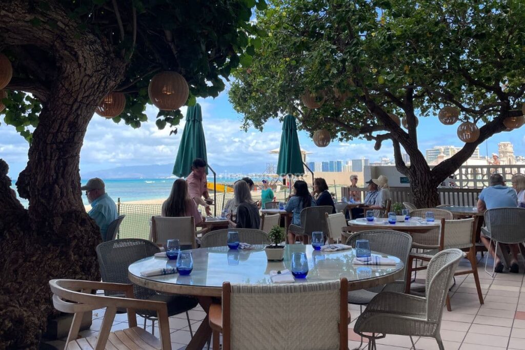 ハウツリー ワイキキのビーチ沿いレストラン 子連れでも利用しやすいカフェ