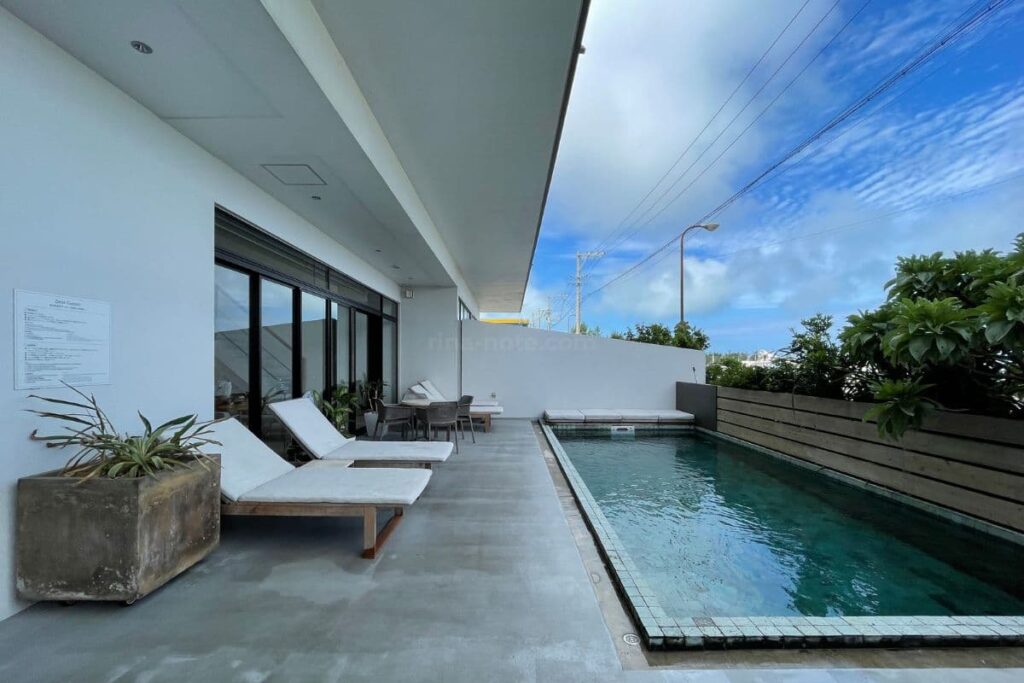 ホテルローカス 宮古島 プール おしゃれで開放感のあるホテル施設