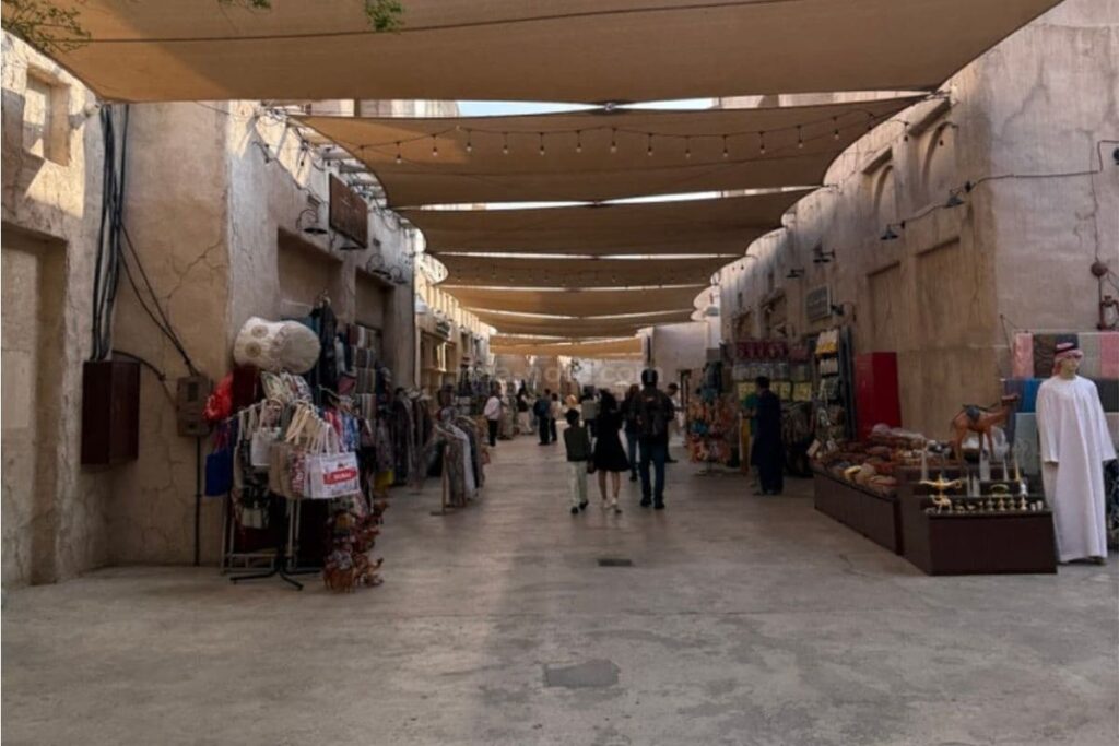 オールドドバイ（バスタキヤ地区）の街並みとショッピングエリアの様子