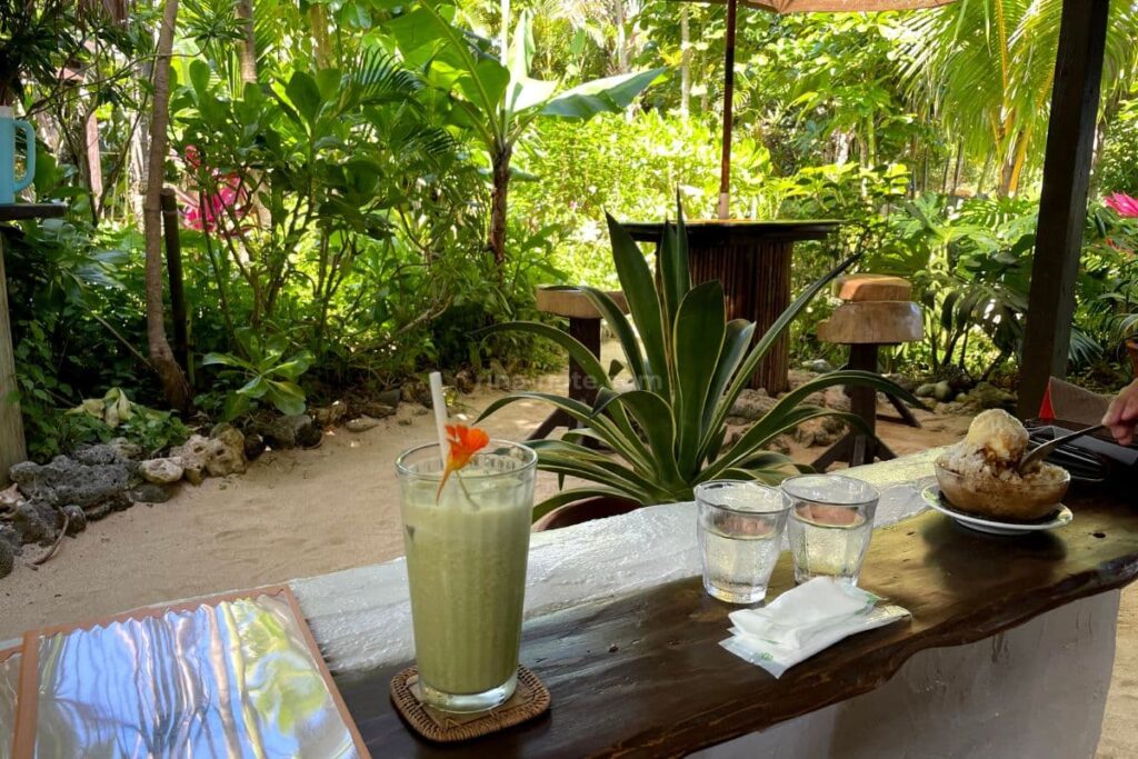 PaniPaniCafe栗間島 テラス席 南国の雰囲気が楽しめるカフェ