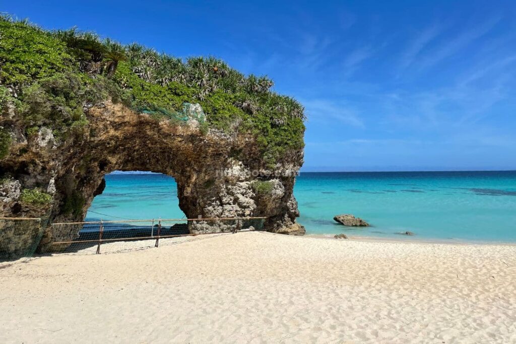 砂山ビーチ 宮古島 岩のアーチが特徴の人気ビーチ