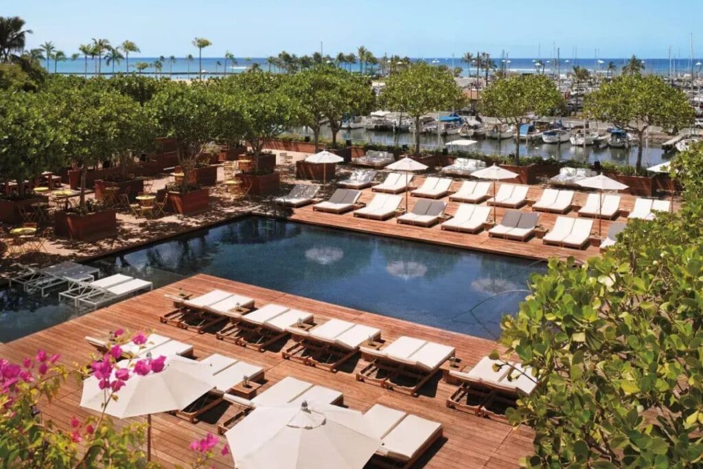 ザモダンホノルルホテルのプール