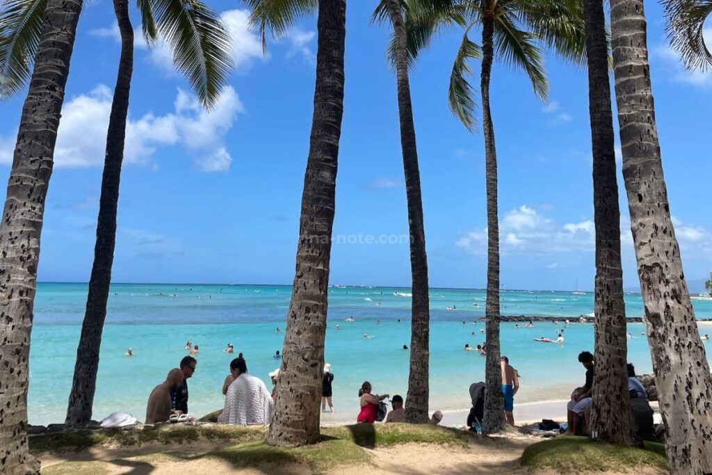 ワイキキビーチ ハワイ 子連れでも遊びやすい遠浅のビーチ