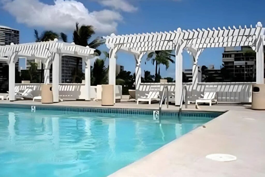 ワイキキモナークホテルのプール アラワイ運河近く