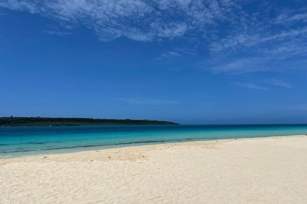 与那覇前浜ビーチの白い砂浜と宮古ブルーの海の風景