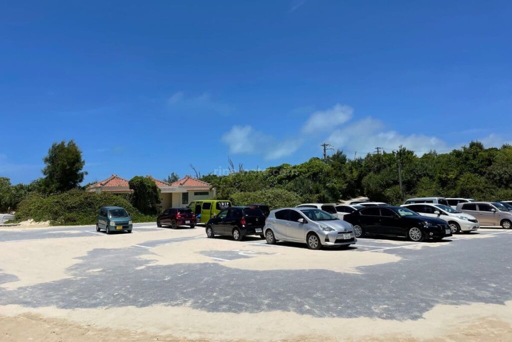 与那覇前浜ビーチ中央駐車場（P1）の様子｜シャワーやトイレが近く便利