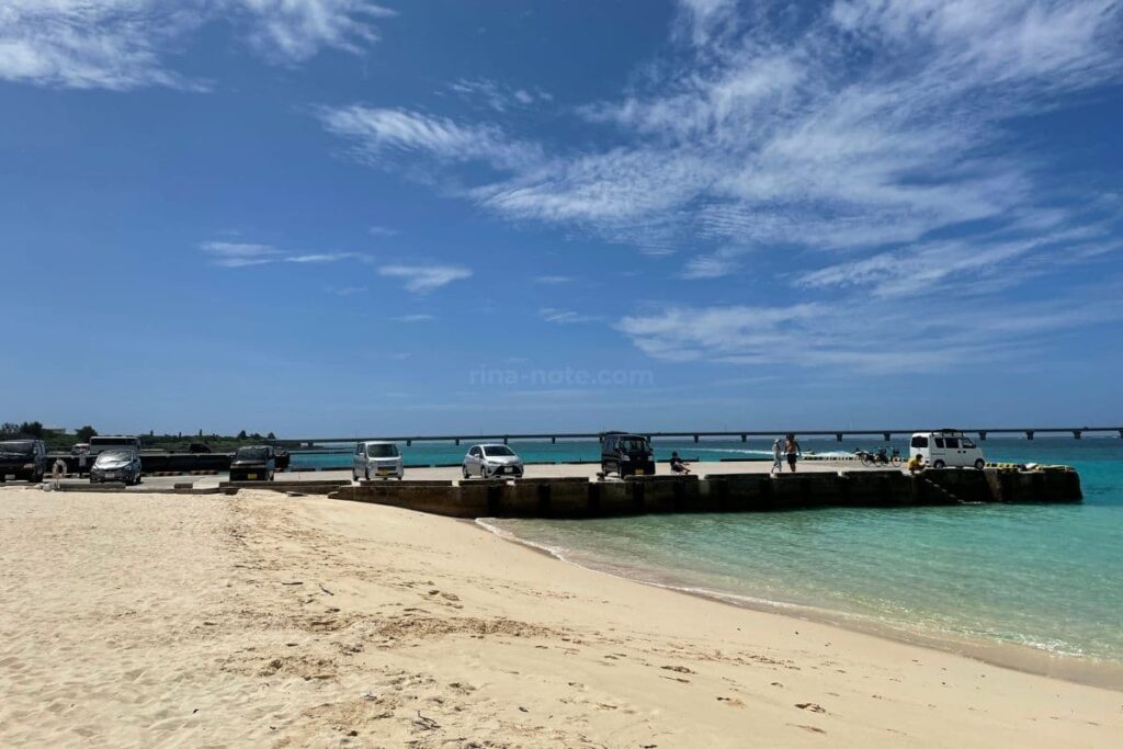 与那覇前浜港側の駐車場（P2）の様子｜ビーチ端にある駐車スペース