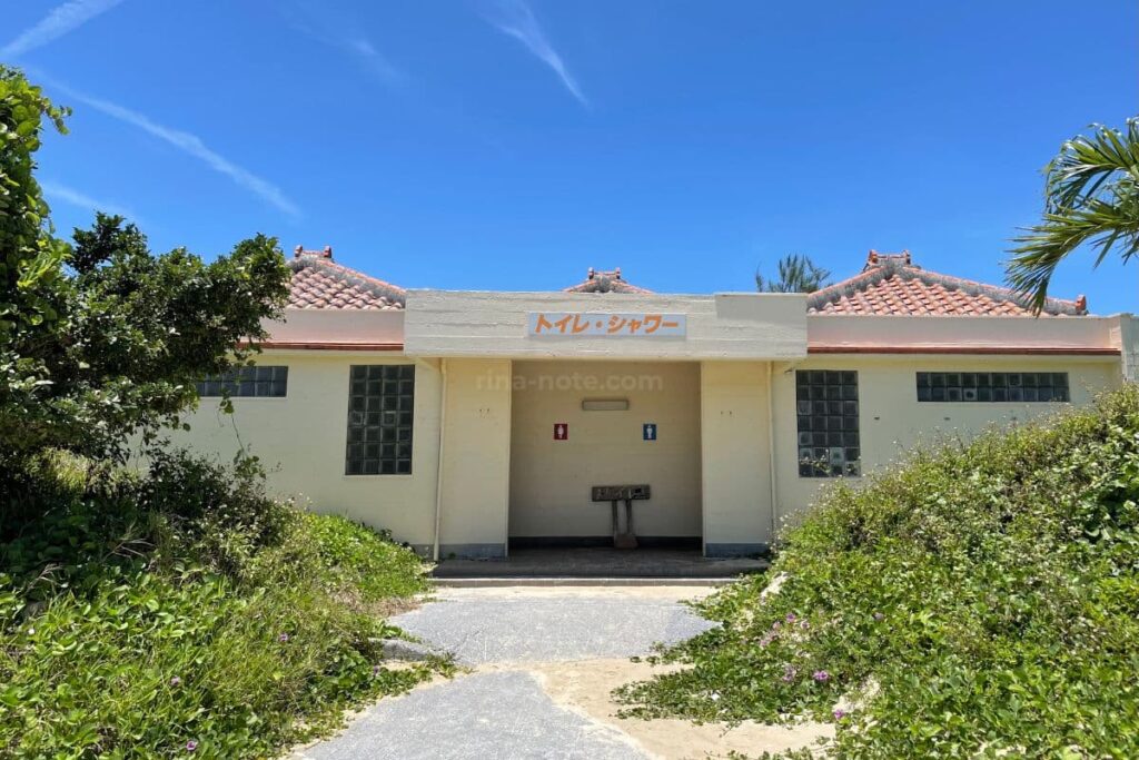 与那覇前浜ビーチのトイレとシャワー施設の外観