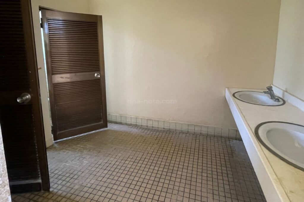 与那覇前浜ビーチのトイレの様子｜駐車場近くに設置された施設